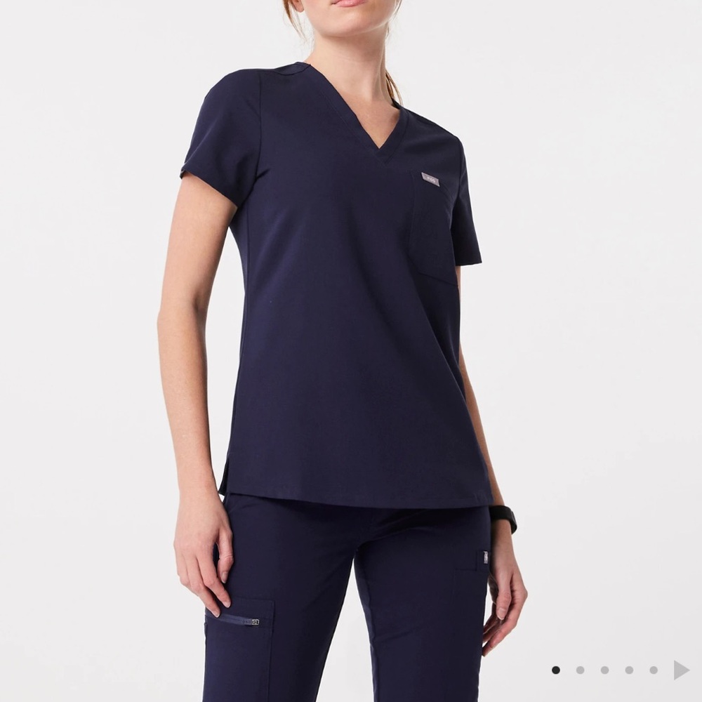 Figs Catarina one pocket scrub top navy